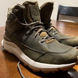NWT. The North Face. Size 12. Vals Mid Leather hiking boots